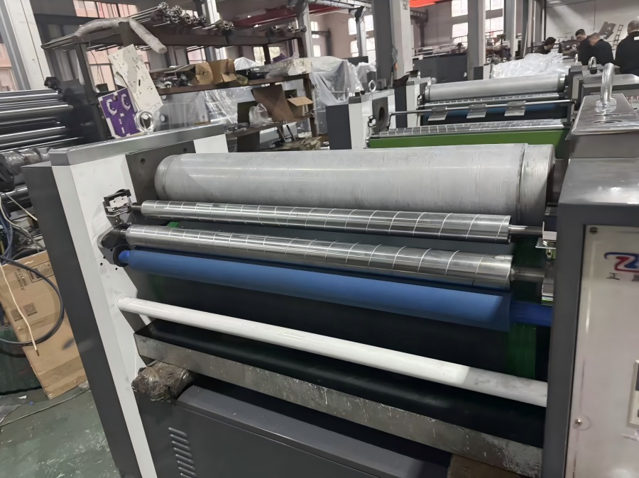 Průmyslový embosovací stroj NEW STAR YF-920C ve výrobě!