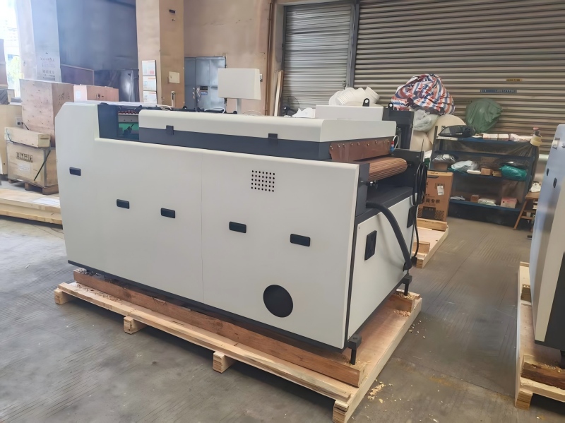 Nový automatický UV lakovací stroj Star SGUV-760A bude brzy odeslán.